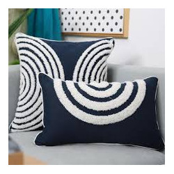 Coussin brodé bleu et blanc